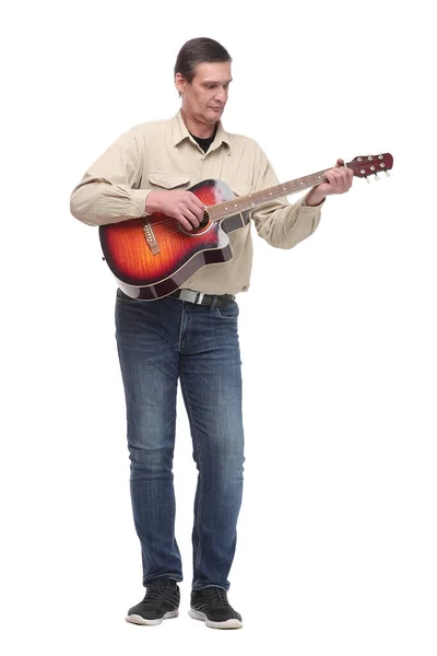 Schöner junger Mann spielt Gitarre auf weißem Hintergrund — Stockfoto