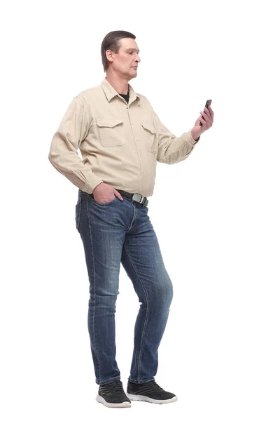 Hombre mayor casual trabajando algo en su teléfono mientras sostiene una mano en su bolsillo. —  Fotos de Stock