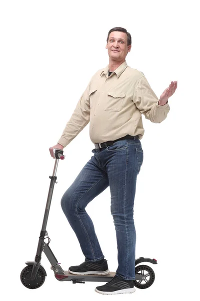 Zijaanzicht van gelukkig man rijdt een zwarte kick scooter — Stockfoto