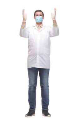 Koruyucu lateks eldiven ve maske takan bir doktor. Tıbbi maske takan bir adamın ön yüzü..