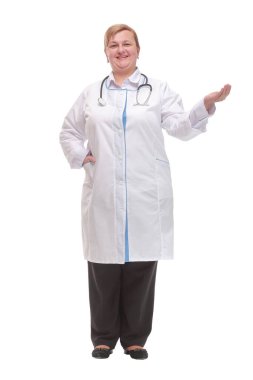 Kendine güvenen samimi kadın doktor ayakta onu kameraya gülümseyen onu laboratuvara ceket ceplerinde eller