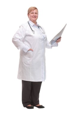Röntgen görüntüsünü inceleyen tıp doktorunun yan görüntüsü. Beyaz arkaplan üzerinde izole edilmiş