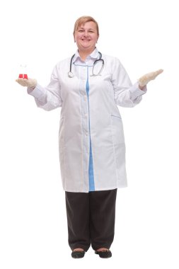 Gülümseyen kadın doktor elinde deney şişesi tutuyor.