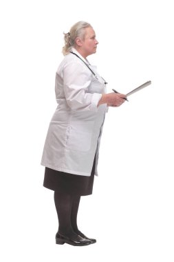 Tıbbi form doldurmayı öneren olgun doktor portresi