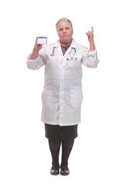 Hemşire ya da doktor kadın kartvizit gösteriyor.