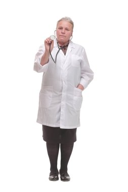 Steteskopla dinleyen kadın bir doktor, beyaz arka planda izole edilmiş.