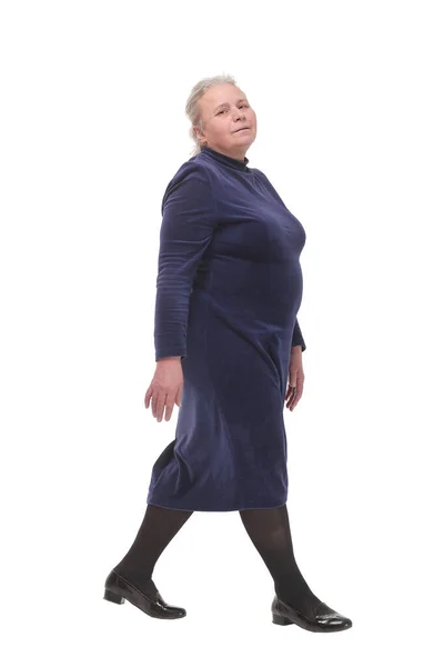 Beyaz arka planda tek başına yürüyen yaşlı bir kadının tam boy profil çekimi — Stok fotoğraf