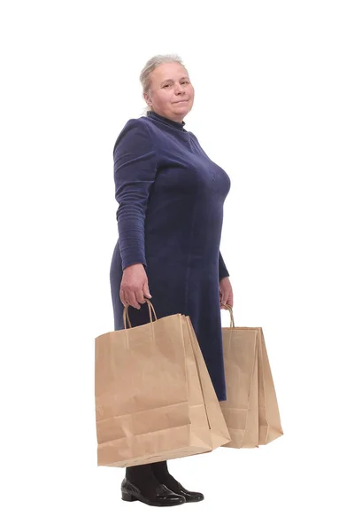 쇼핑 가방을 들고 카메라 앞에서 웃고 있는 장성 한 여자 — 스톡 사진