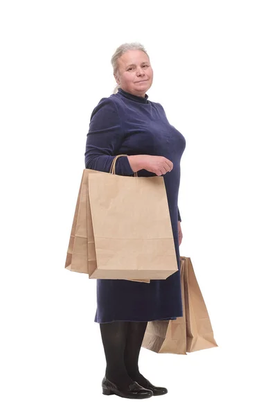 サイドビュー孤立した肖像画のシニア女性でショッピングバッグ幸せな笑顔 — ストック写真