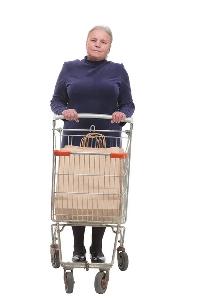 白い背景に隔離されたショッピングカートを押している高齢女性の完全な長さのショット — ストック写真