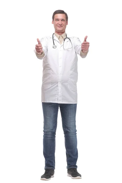 Középkorú orvos, aki a feje fölött egy üres fehér fénymásoló felé mutat, miközben a kamerába néz. — Stock Fotó