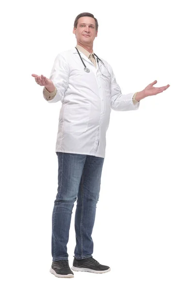 Pełen portret uśmiechniętego lekarza średniego wieku prezentującego — Zdjęcie stockowe