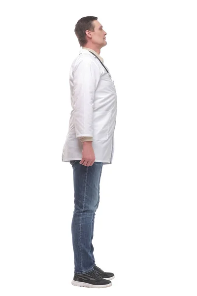 Seitenansicht in voller Länge selbstbewusst männlichen Arzt in Uniform Blick auf Kamera — Stockfoto