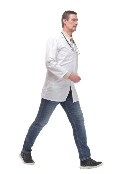 Full length portret van jonge Kaukasische met stethoscoop wandelen arts — Stockfoto