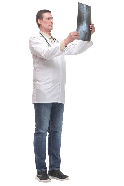 Вид спереду лікарняного лікаря, який тримає рентгенівську плівку пацієнтів — стокове фото