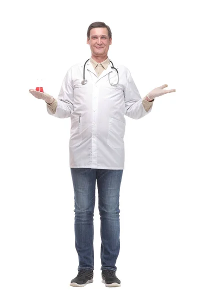 Ευτυχής άνθρωπος γιατρός ή επιστήμονας κρατώντας δοχείο παρατηρώντας υγρό μέσα. Απομονωμένα σε λευκό φόντο. — Φωτογραφία Αρχείου