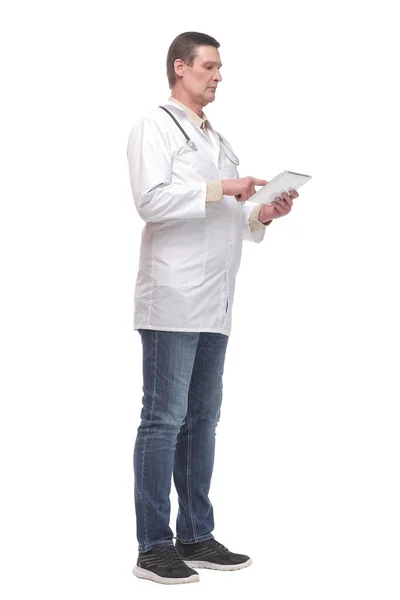 Zijaanzicht van een zelfverzekerde arts in uniform en bril met behulp van digitale tablet — Stockfoto