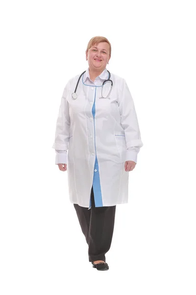Повноцінний вид на працівника охорони здоров'я, що стоїть ізольовано на білому тлі — стокове фото
