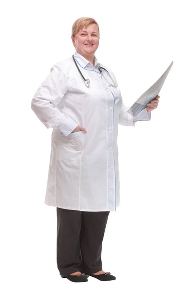 Πλευρική άποψη του γιατρού εξετάζοντας ακτινογραφία εικόνα. Απομονωμένα σε λευκό φόντο — Φωτογραφία Αρχείου