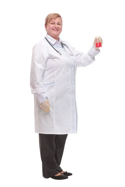 Usmívající se vědec nebo doktor držící v ruce baňku zvedne palce. — Stock fotografie
