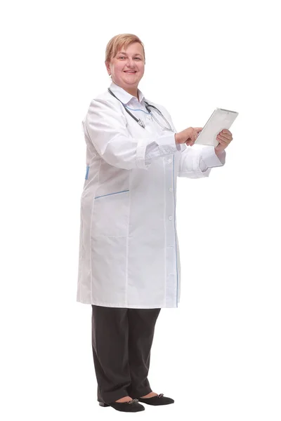 Πλευρική άποψη ενός μεσήλικου χαμογελαστού γιατρού χρησιμοποιώντας έναν υπολογιστή tablet — Φωτογραφία Αρχείου