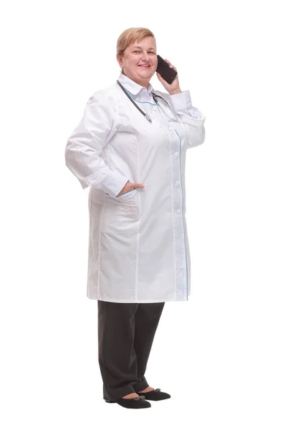 Портрет лікаря середнього віку, який розмовляє з кимось на своєму мобільному телефоні . — стокове фото