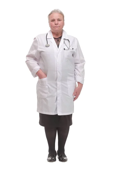 Μπροστά όψη του καυκάσιου γιατρού χαμογελά σε λευκό απομονωμένο φόντο — Φωτογραφία Αρχείου