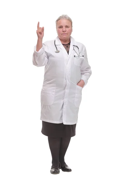 Ανώτερη γιατρός γυναίκα φορώντας ιατρική ρόμπα δείχνει και δείχνει προς τα πάνω με τα δάχτυλα — Φωτογραφία Αρχείου