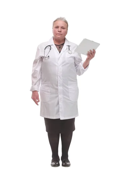 Médico serio mujer con tableta. — Foto de Stock