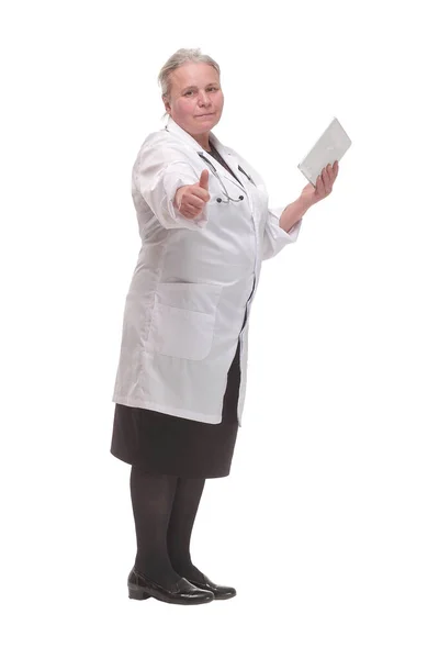 Πλευρική άποψη ενός γιατρού χρησιμοποιώντας έναν υπολογιστή tablet - απομονώνονται σε λευκό φόντο — Φωτογραφία Αρχείου
