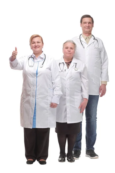 Вид спереди счастливой группы медиков или врачей на белом фоне. — стоковое фото