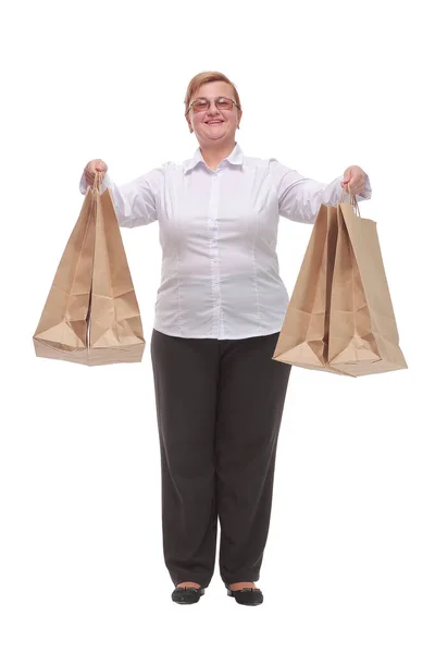 Mujer de mediana edad feliz con bolsas de compras sobre fondo blanco —  Fotos de Stock
