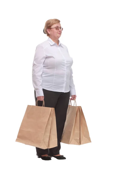 Imagen de una mujer sonriente mirando a la cámara y de pie con sus bolsas de la compra —  Fotos de Stock