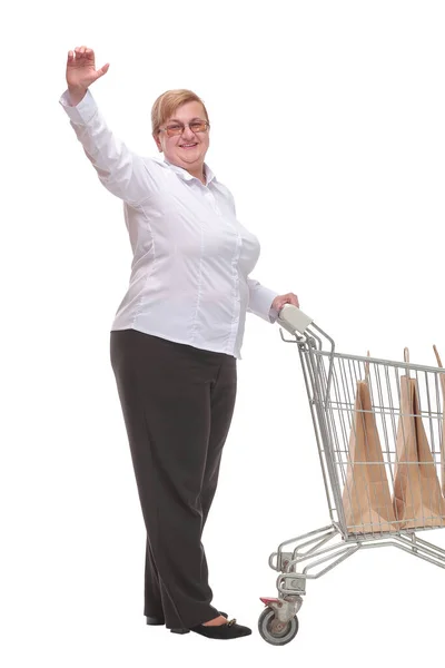 Plně dlouhý portrét ženy tlačící nákupní vozík — Stock fotografie