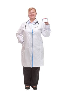 Hemşire ya da genç bir tıp doktoru beyaz arka planda kartvizit gösteriyor.