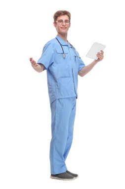 Tablet bilgisayarı olan yakışıklı bir doktor. Beyaz arkaplan üzerinde izole edilmiş.