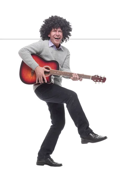 Vrolijke man met een gitaar. geïsoleerd op een wit — Stockfoto