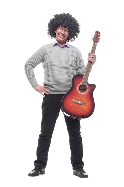 Glada man med gitarr. isolerad på en vit — Stockfoto