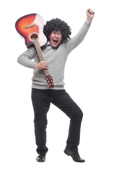 Vrolijke man met een gitaar. geïsoleerd op een wit — Stockfoto