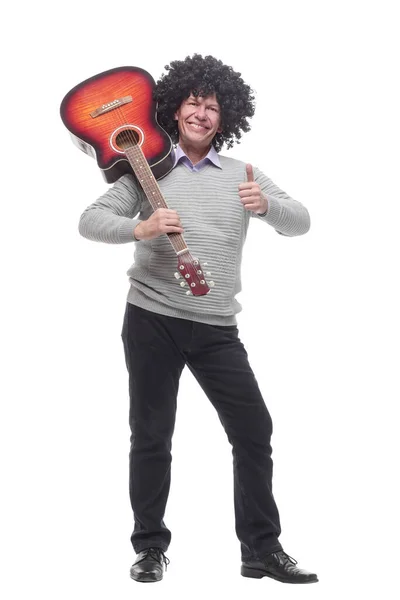 Homem alegre com uma guitarra. isolado em um branco — Fotografia de Stock