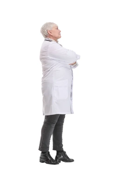 Oldalnézet mosolygós orvos nő sztetoszkóppal és karok keresztbe — Stock Fotó