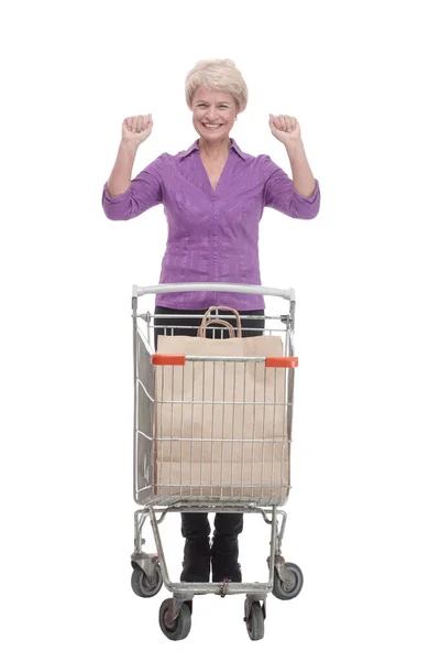 V plném růstu. ležérní starší žena s nákupním vozíkem. — Stock fotografie