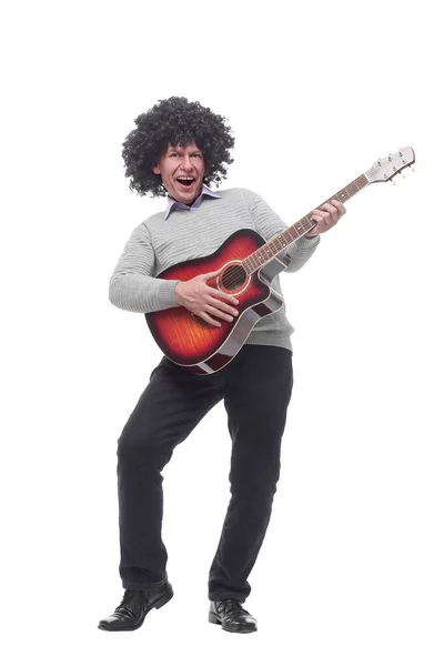 Homem alegre com uma guitarra. isolado em um branco — Fotografia de Stock