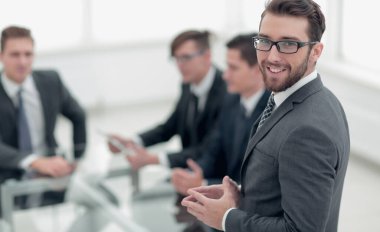 bulanık office arka plan üzerinde gülümseyen iş adamı