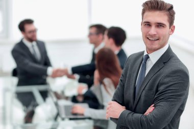 bulanık office arka plan üzerinde genç işadamı