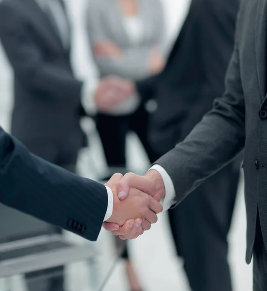 Close-up de parceiros de negócios handshake — Fotografia de Stock