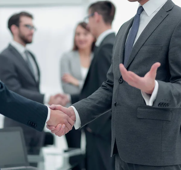 Begreppet cooperation.handshake av affärspartners — Stockfoto