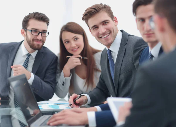 Equipe de negócios discutindo um relatório financeiro — Fotografia de Stock