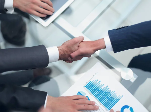 Закрывай. инвестор и бизнесмен пожимают руки — стоковое фото
