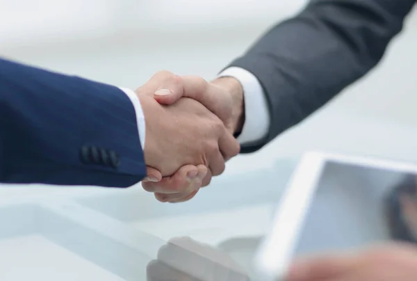 Zárja be a up.handshake, a modern üzleti partnerek — Stock Fotó